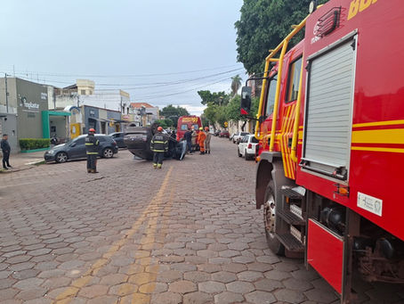 Carro capota após colisão na região central de Corumbá