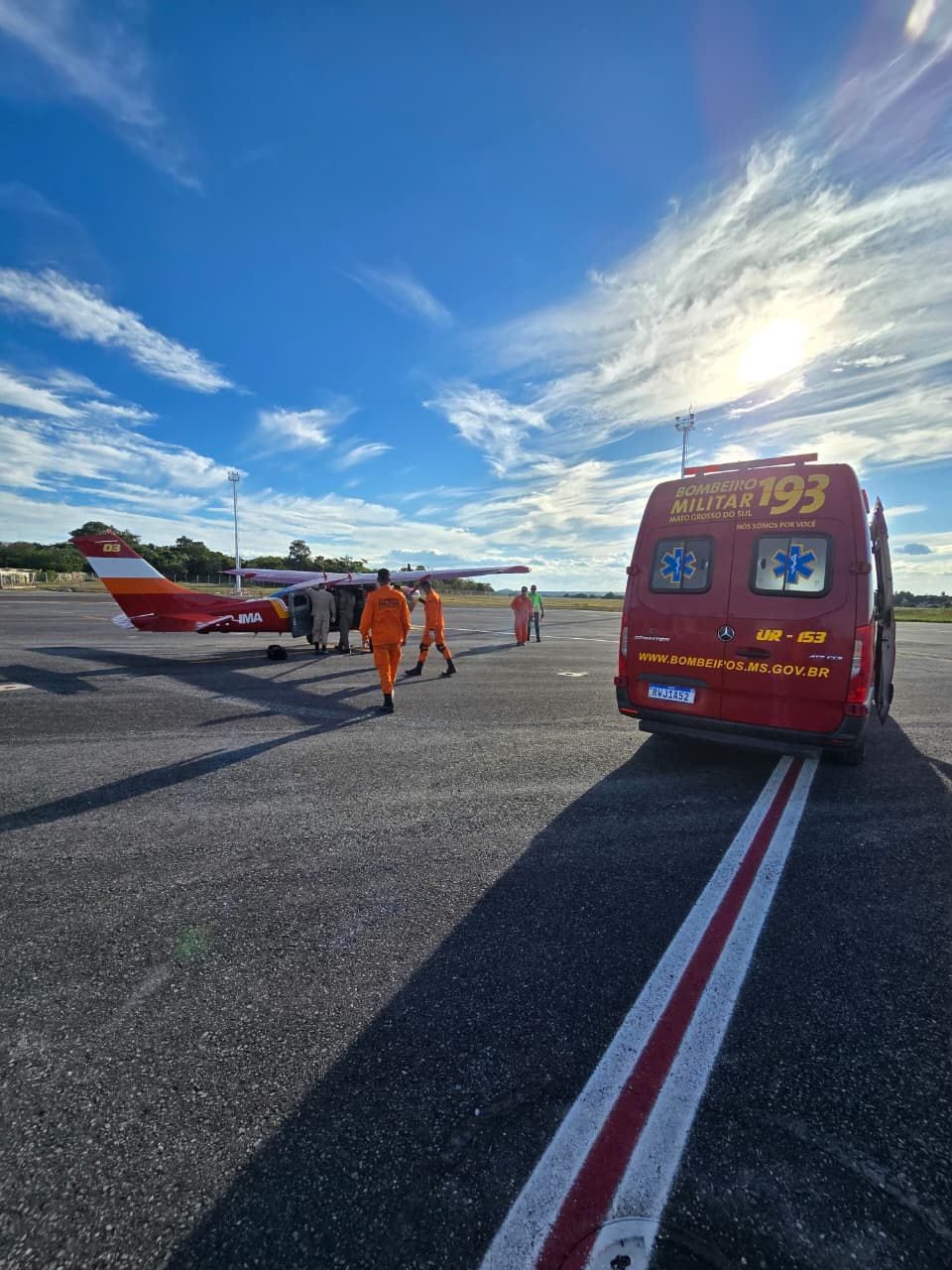 Paciente indígena é transportada do Pantanal por aeronave dos Bombeiros para atendimento médico em Corumbá