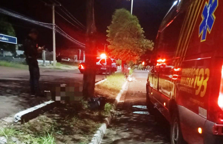 Motociclista morre após bater em árvore na madrugada em Corumbá