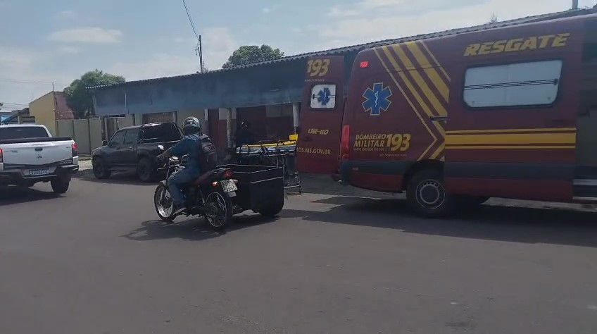 Corpo de Bombeiros Militar atende colisão entre carro e moto