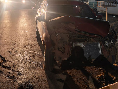Homem fica ferido após carro bater contra caçamba de entulho em Corumbá