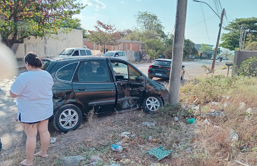 (Após colisão lateral,  carro envolvido no acidente, bateu de frente em poste. Foto: Divulgação/CBMMS)