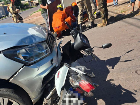 Colisão entre carro e moto deixa jovem ferida no Maria Leite