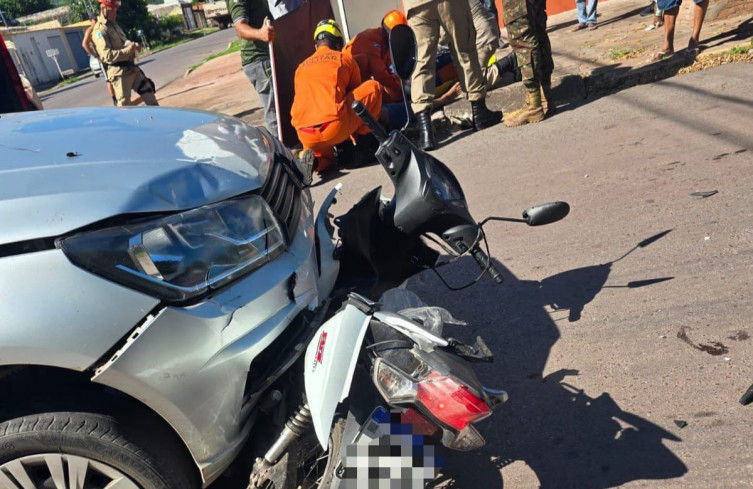 Colisão entre carro e moto deixa jovem ferida no Maria Leite