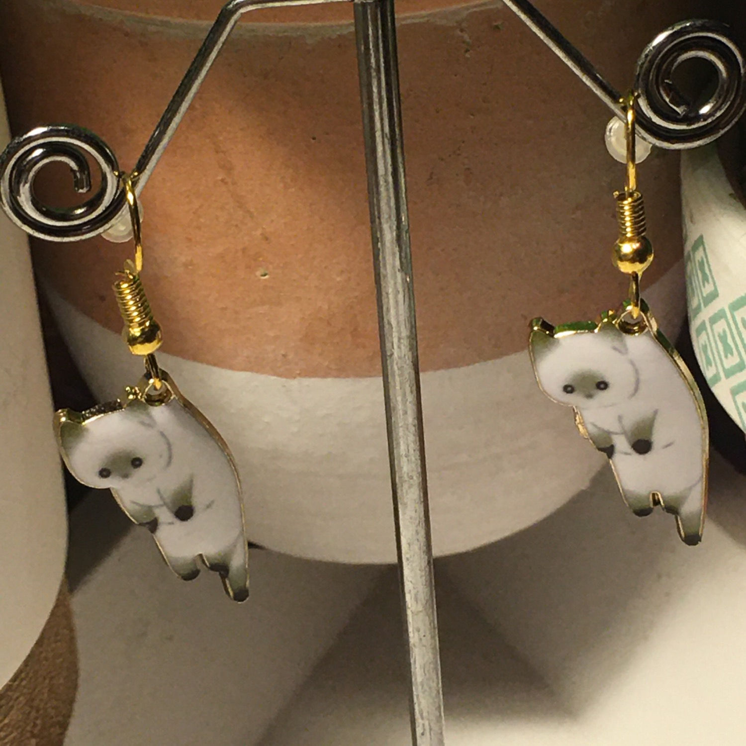 Boucles d’Oreilles Chatons Blancs