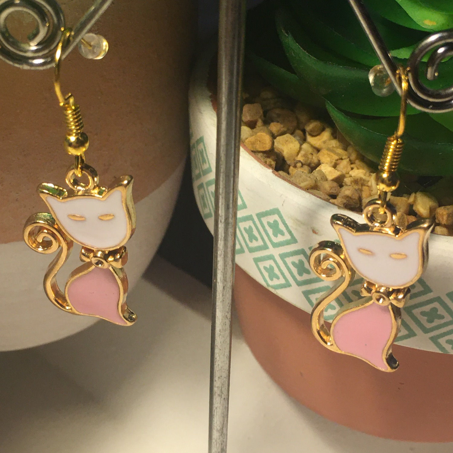 Boucles d'Oreilles Chats Résine Pigments Blancs & Roses