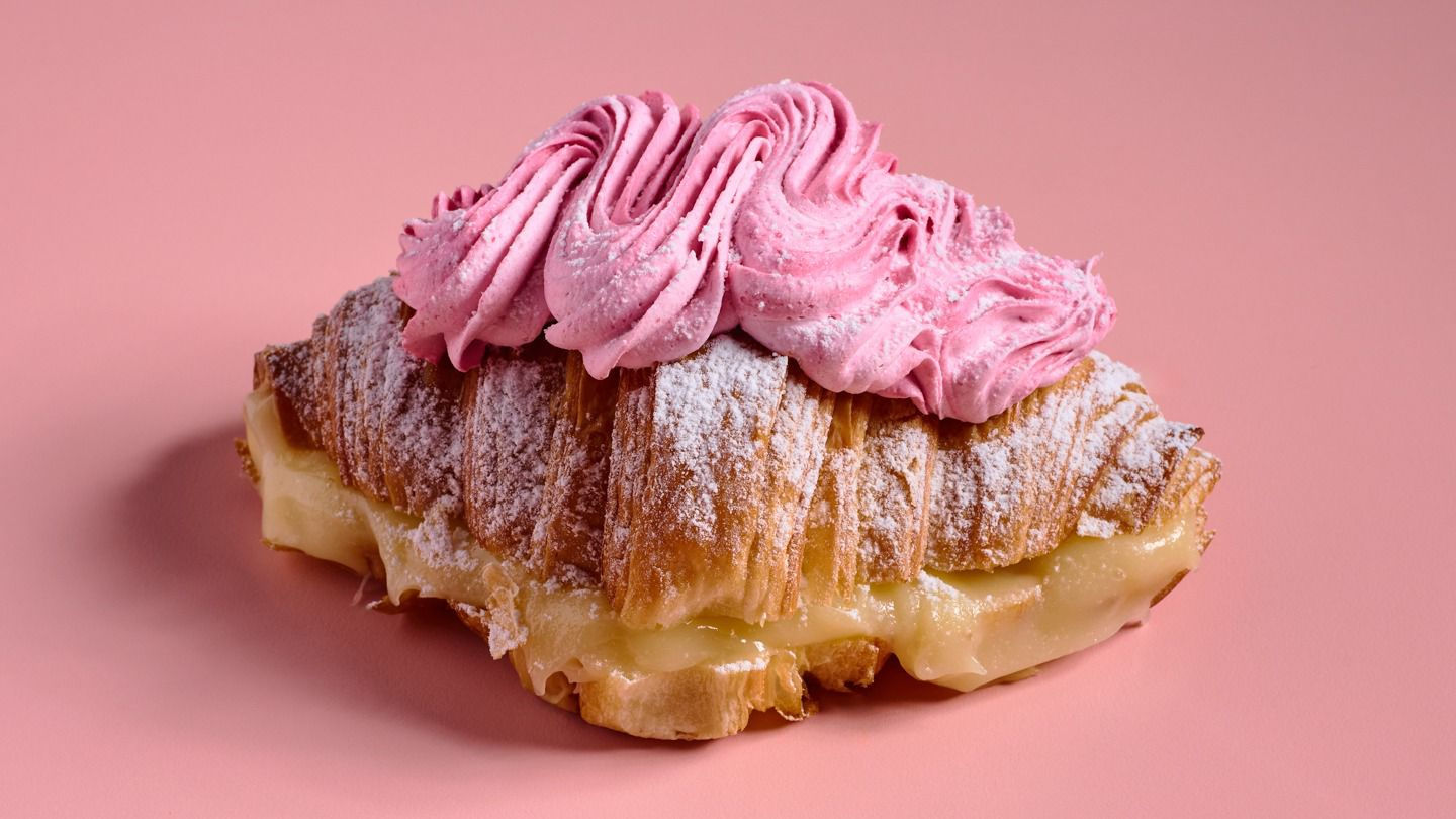 קרואסון צרפתי במילוי קרם פטיסייר בטופ קרמו פטל ורסיס