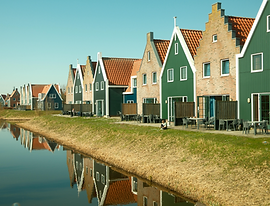 Casas tradicionales junto a un canal en Países Bajos