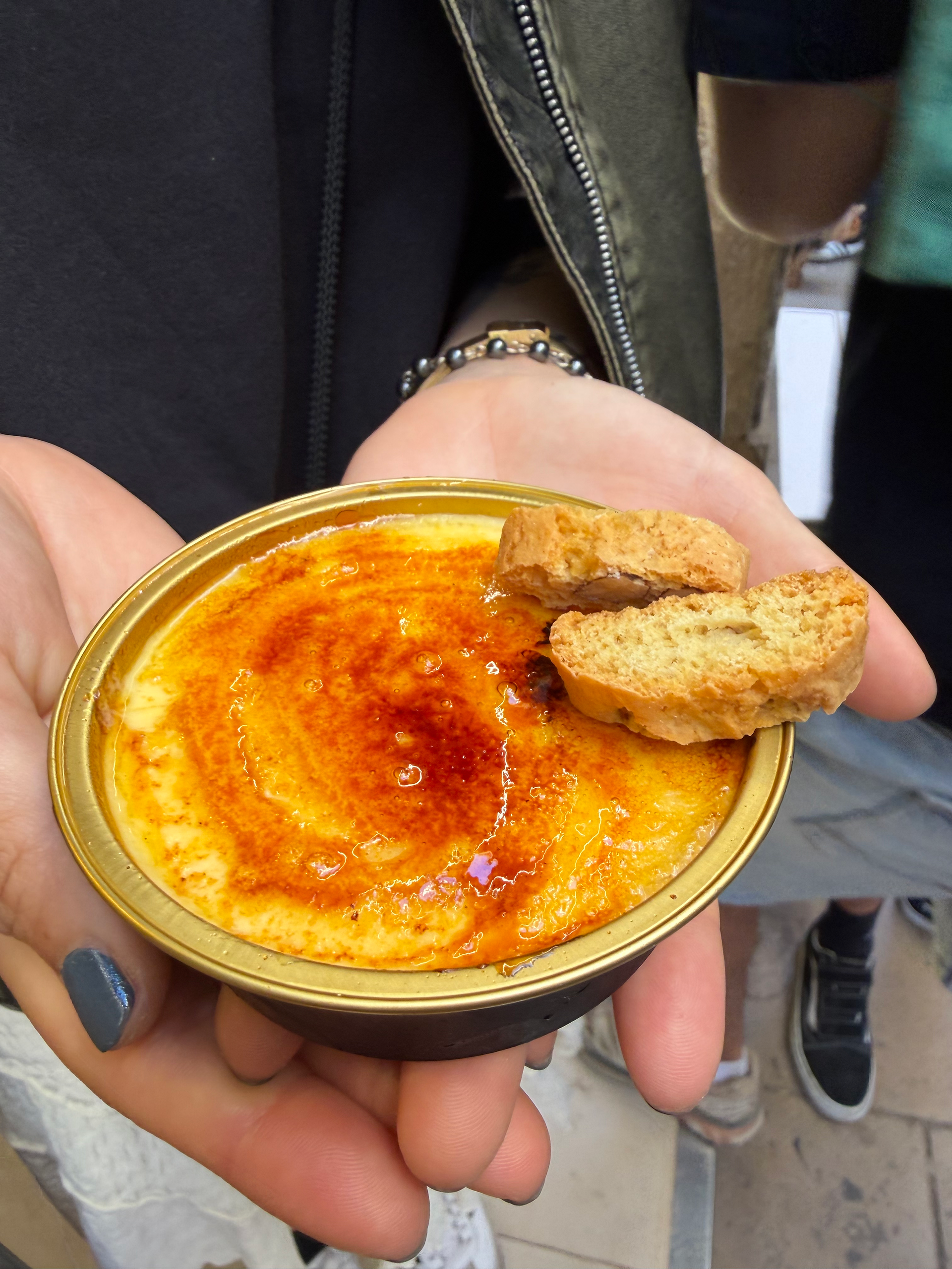 Crema catalana caramelizada al momento en Sucre Cremat Barcelona.