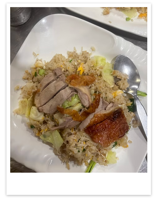Plato de comida tailandesa en 995 Duck, uno de los mejores restaurantes de Koh Tao