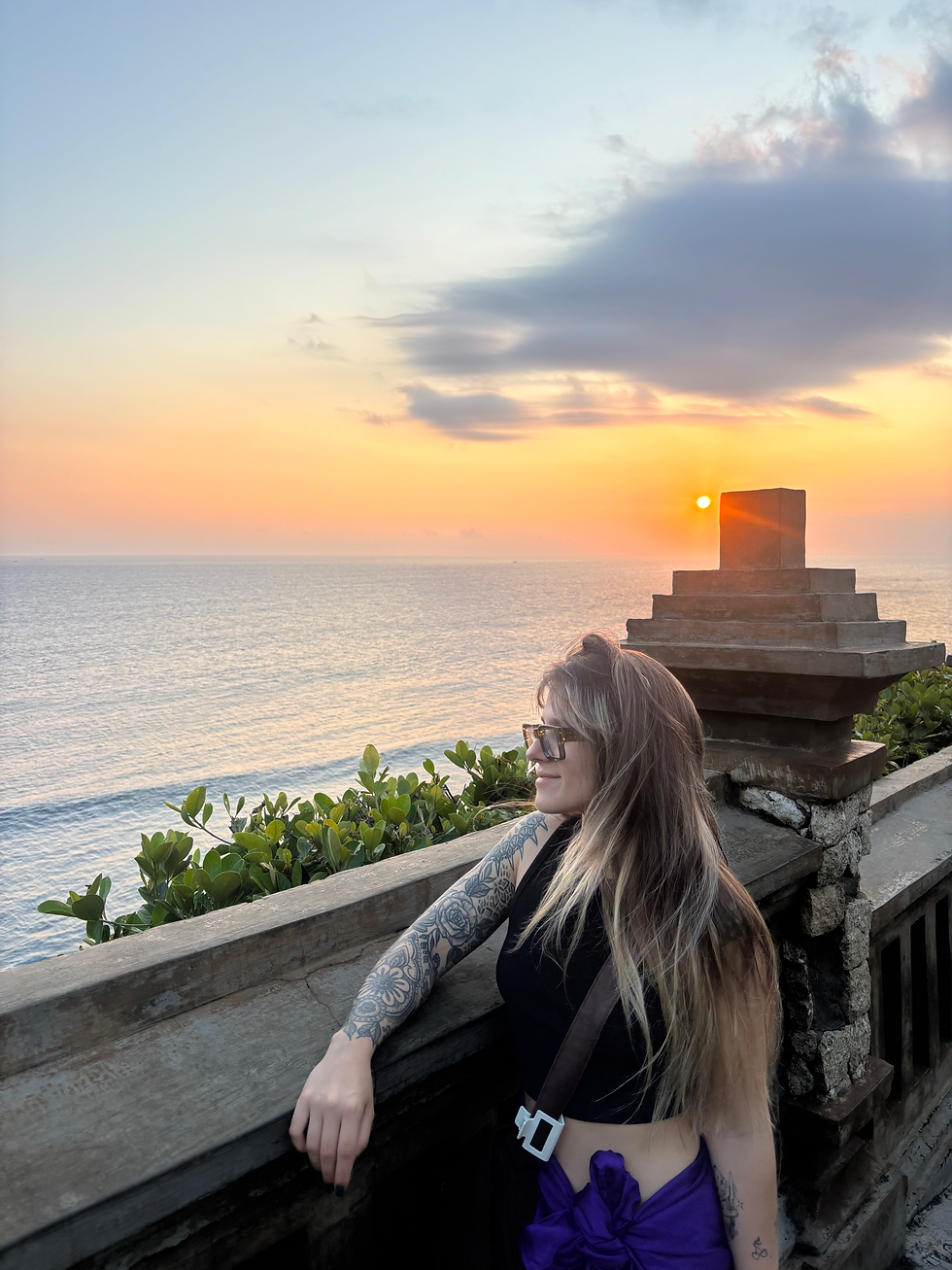 Uluwatu Temple en Bali, ubicado sobre un acantilado con vistas al océano