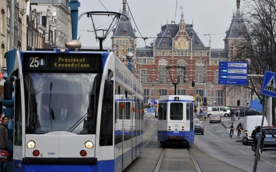 Tranvía del transporte público de Ámsterdam en una calle céntrica