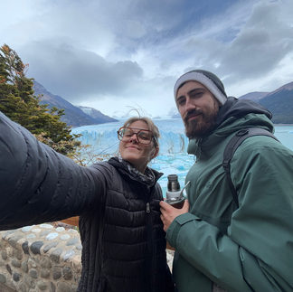 Recorriendo las pasarelas del Glaciar Perito Moreno durante nuestro viaje a El Calafate.
