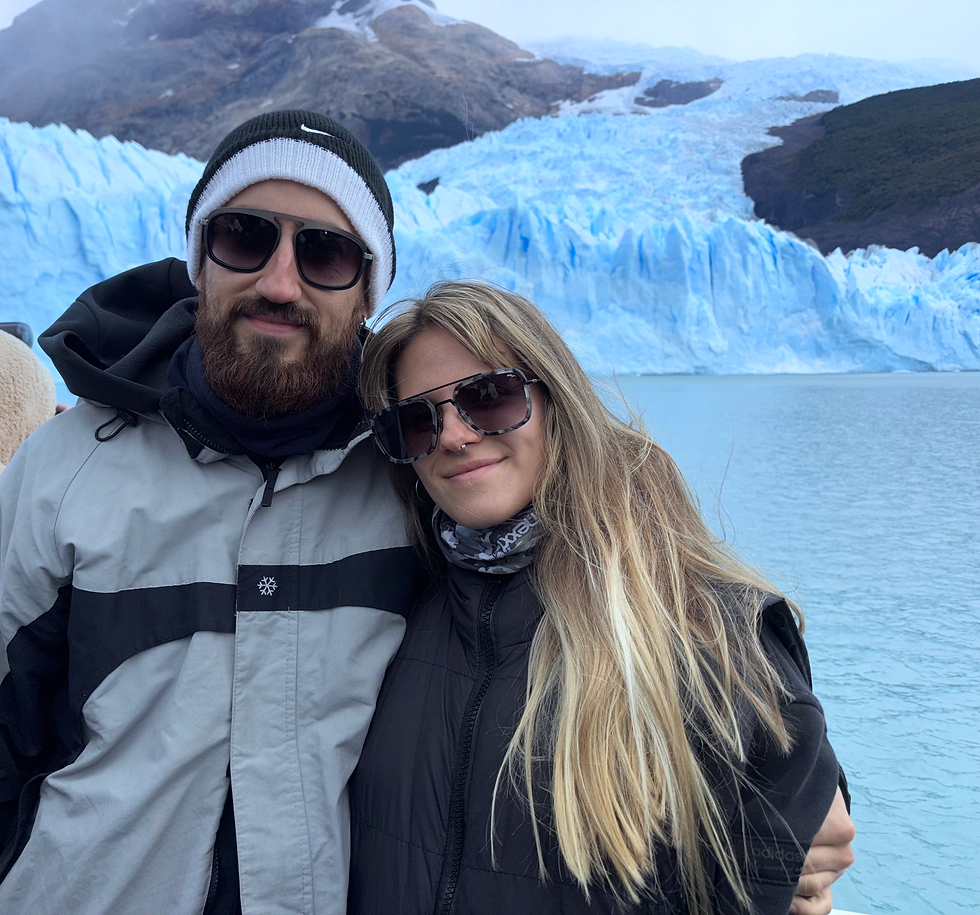 Navegando en catamarán frente al Glaciar Perito Moreno durante nuestra visita a El Calafate.