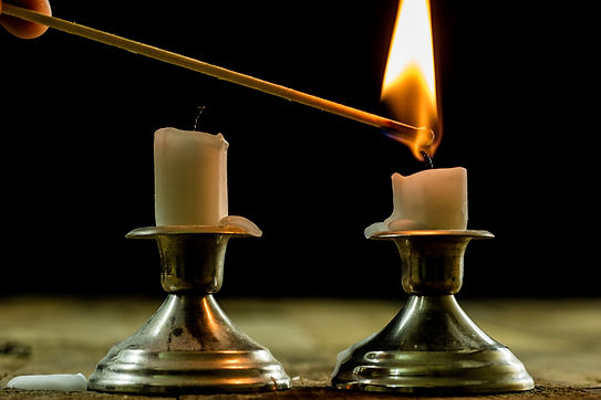 Candle lighting AdobeStock_182177195.jpe