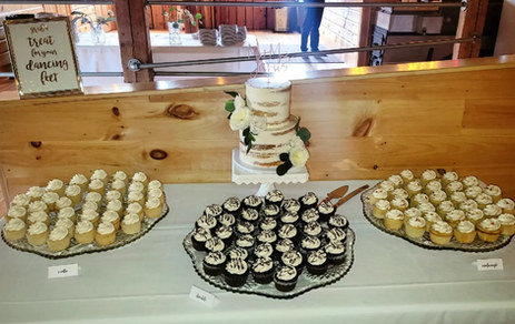 Semi-naked wedding cake VT