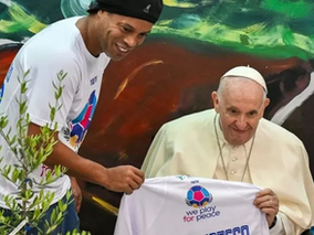 Papa Francisco recebe Ronaldinho Gaúcho e Daniel Alves no Vaticano