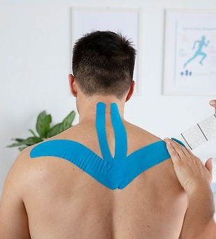 Fisioterapeuta aplicando bandagem médica elástica a um paciente do sexo masculino _ Foto G
