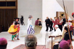 Angosta di Mente actuando en El Vaticano