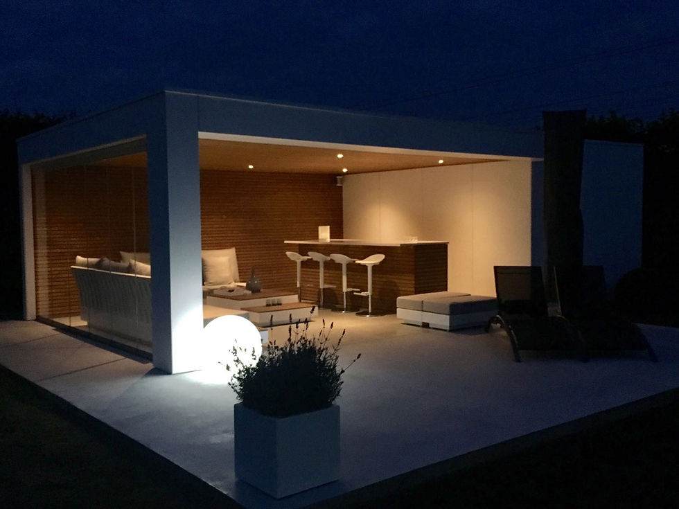 Poolhouse met bar en glaswanden. De buitenkant is afgwerkt in zwarte panelen. De binnenmuur in hout en witte panelen. De vloer is in tegels die rondom het poolhouse gaan.