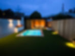 Poolhouse in zwarte panelen, thermowood ayous hout en sfeerverlichting.