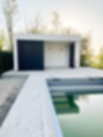 Poolhouse in Rotterdam afgewerkt met witte panelen en hout dat in het zwart gebeitst is.