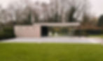 Poolhouse in thermowood ayous met bergruimte en glazen schuiframen.