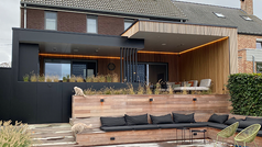 moderne aanbouw met zwarte platen.png