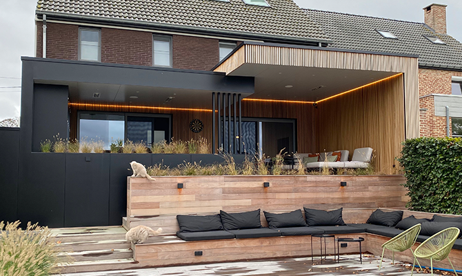 moderne aanbouw met zwarte platen.png