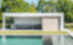 Strak en modern poolhouse met grote schuiframen en witte panelen. Accent muren in thermowood hout. Terrastegels van het poolhouse lopen rondom het zwembad. Aparte berging.