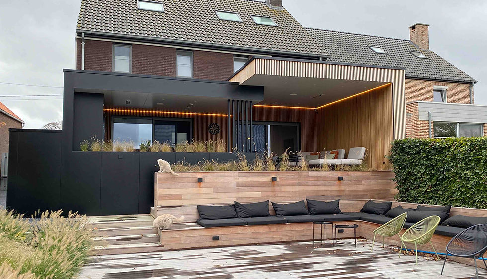 Poolhouse in hout en zwarte panelen met glazen ramen en sfeerverlichting in led.