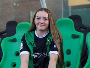 Chloe Edwards signs for Aberystwyth Town Women