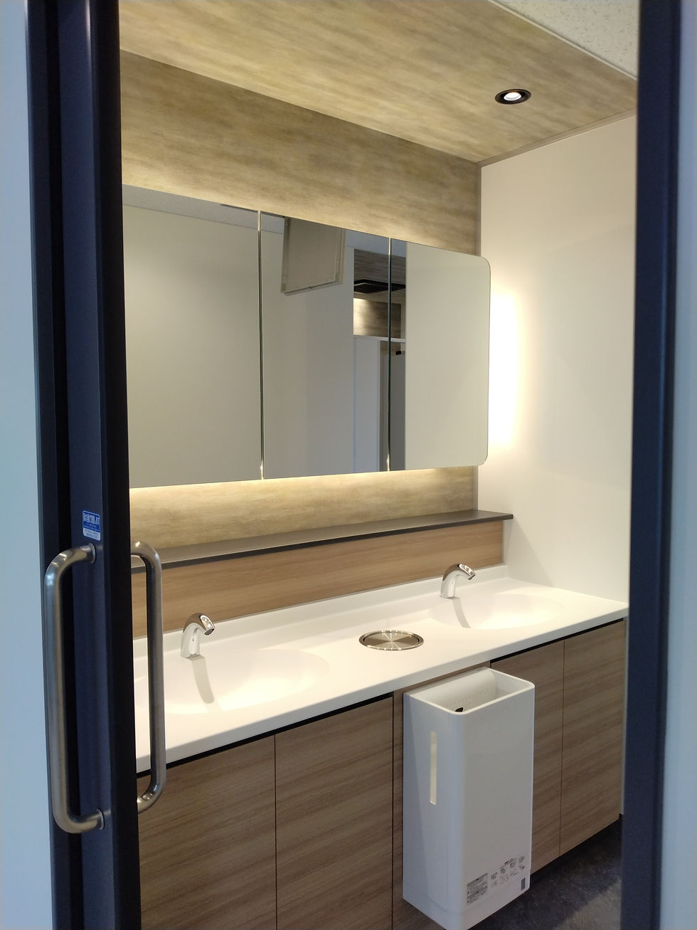 ハンドドライヤー付き洗面所