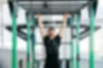 Jeune homme s'entraînant à salle de sport