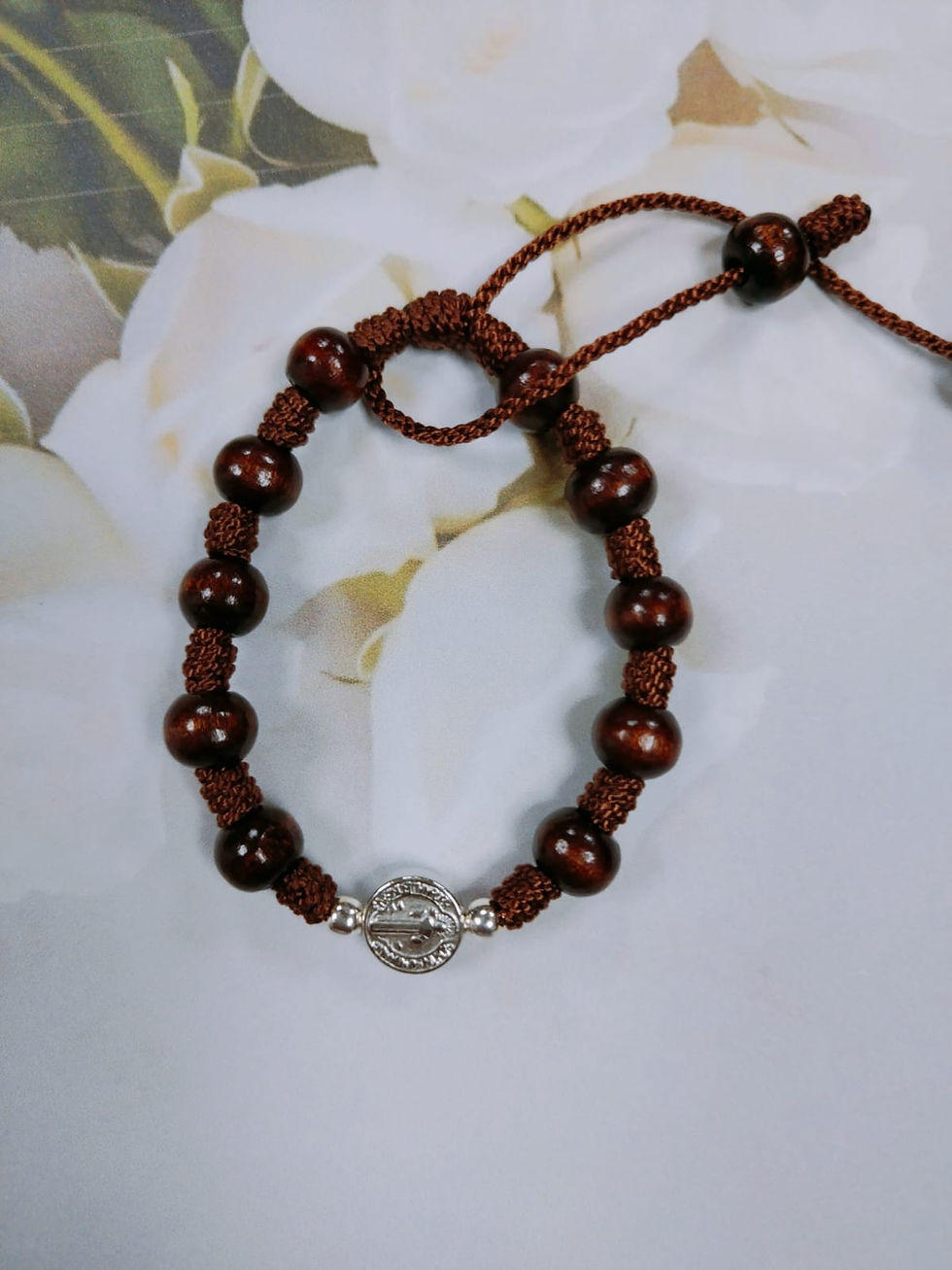 Pulsera café con medalla San Benito