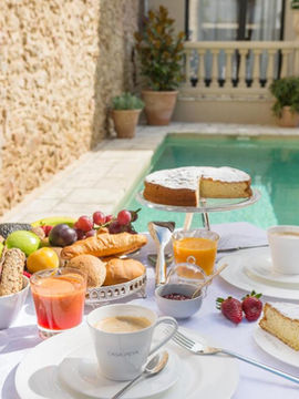 Located in Palafrugell, 14 miles from Medes Islands Marine Reserve, Hotel Casa Peya - Adults Only has accommodations with a seasonal outdoor swimming pool, private parking, a garden and a terrace. Among the facilities at this property are free shuttle service and room service, along with free WiFi throughout the property. Some rooms at the property feature a balcony with a city view.