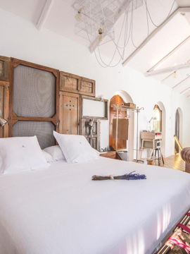 Featuring a shared lounge, a terrace as well as a bar, Hotel Madinat is located in the center of Córdoba, a 4-minute walk from Cordoba Mosque. This 4-star hotel offers a concierge service and a tour desk. The property provides a 24-hour front desk, airport transportation, room service and free WiFi throughout the property.