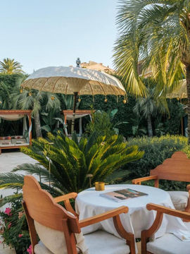 Just a stone's throw from the famous Place des Lices and a few meters from the port, the Pan Deï Palais is a luxury hotel designed as a true oasis of serenity in the heart of Saint-Tropez.

The spacious suites are air-conditioned and feature a minibar, free Wi-Fi and a large private bathroom. Some offer pool views and/or feature a four-poster bed.

The Palace has a wellness center where you can enjoy a hammam and a selection of body and beauty treatments.

Our free shuttle will take you to the Jardin Tropézina, our private beach which is equipped with umbrellas and deckchairs and is located 5 km from the establishment, as well as to the Château de la Messardière, another Maison Airelles.