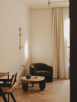 The Casa Llimona boutique hotel in Barcelona, Spain, is located on the main floor of an old mansion built in 1890. Recently renovated in total detail, the charm of the period has been kept intact and new furniture and materials have been selected with exquisite taste.

All rooms are equipped with air conditioning, flat-screen TV, double-glazed windows, private bathroom with bathtub or shower, hairdryer and safe.