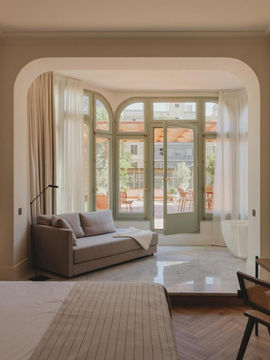 The Casa Llimona boutique hotel in Barcelona, Spain, is located on the main floor of an old mansion built in 1890. Recently renovated in total detail, the charm of the period has been kept intact and new furniture and materials have been selected with exquisite taste.

All rooms are equipped with air conditioning, flat-screen TV, double-glazed windows, private bathroom with bathtub or shower, hairdryer and safe.