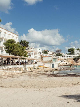 Set in Sant Lluis and with Cala Alcaufar Beach reachable within 200 metres, HOSTAL XUROY offers express check-in and check-out, non-smoking rooms, a restaurant, free WiFithroughout the property and a seasonal outdoor swimming pool. This 2-star hotel offers a tour desk and luggage storage space. A terrace, an on-site bar and shared lounge are available.
