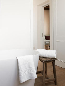 Conveniently set in the center of Córdoba, La Ermita Suites - Único Hotel Monumento de Córdoba provides buffet breakfast and free WiFi throughout the property. Each room at the 2-star hotel has city views, and guests can enjoy access to a terrace and to a bar. Staff on site can arrange a shuttle service.