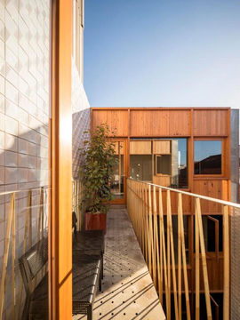 Located in Porto and with Clerigos Tower reachable within a 14-minute walk, Hotel Tipografia do Conto by Casa do Conto provides concierge services, allergy-free rooms, an outdoor swimming pool, free WiFi throughout the property and a garden. This 4-star hotel offers a bar. Certain units at the property include a terrace with a city view.