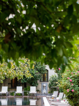 Featuring a garden, a restaurant as well as a bar, Hospes Palacio del Bailio, a Member of Design Hotels is located in the center of Córdoba, a 13-minute walk from Cordoba Mosque. With free WiFi, this 5-star hotel offers room service and a 24-hour front desk. A spa and wellness center comprising an indoor pool, an outdoor swimming pool, a hot tub, as well as a terrace can be used by all guests.