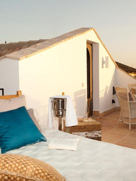 Attractively set in the center of Córdoba, Balcón de Córdoba has air-conditioned rooms, a terrace, free WiFi and a restaurant. This 4-star hotel offers room service and a 24-hour front desk. The property provides airport transportation, while a bicycle rental service is also available.