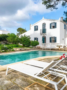 Located in Sant Lluis, 7.8 km from Mahon Port in Menorca and 16 km from La Mola Fortress, private Villa Torret 46 offers a tennis court and air conditioning. This villa features a private pool, a garden, barbecue facilities, free WiFi and free private parking. 