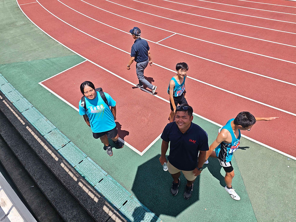 試合後の理央ちゃんと審判の佐々木コーチと、1年男子1500m決勝を終えた九野敬仁君