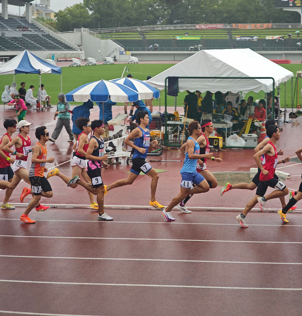写真は2日目の1500m予選(塩見コーチ⑪と岡崎選手⑦)