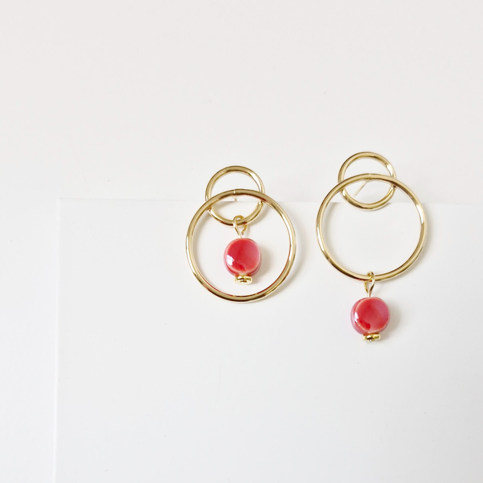 Brinco Assimétrico Brise Vermelho