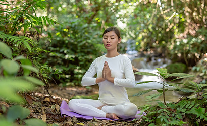 beautiful-girls-are-playing-yoga-park.jpg